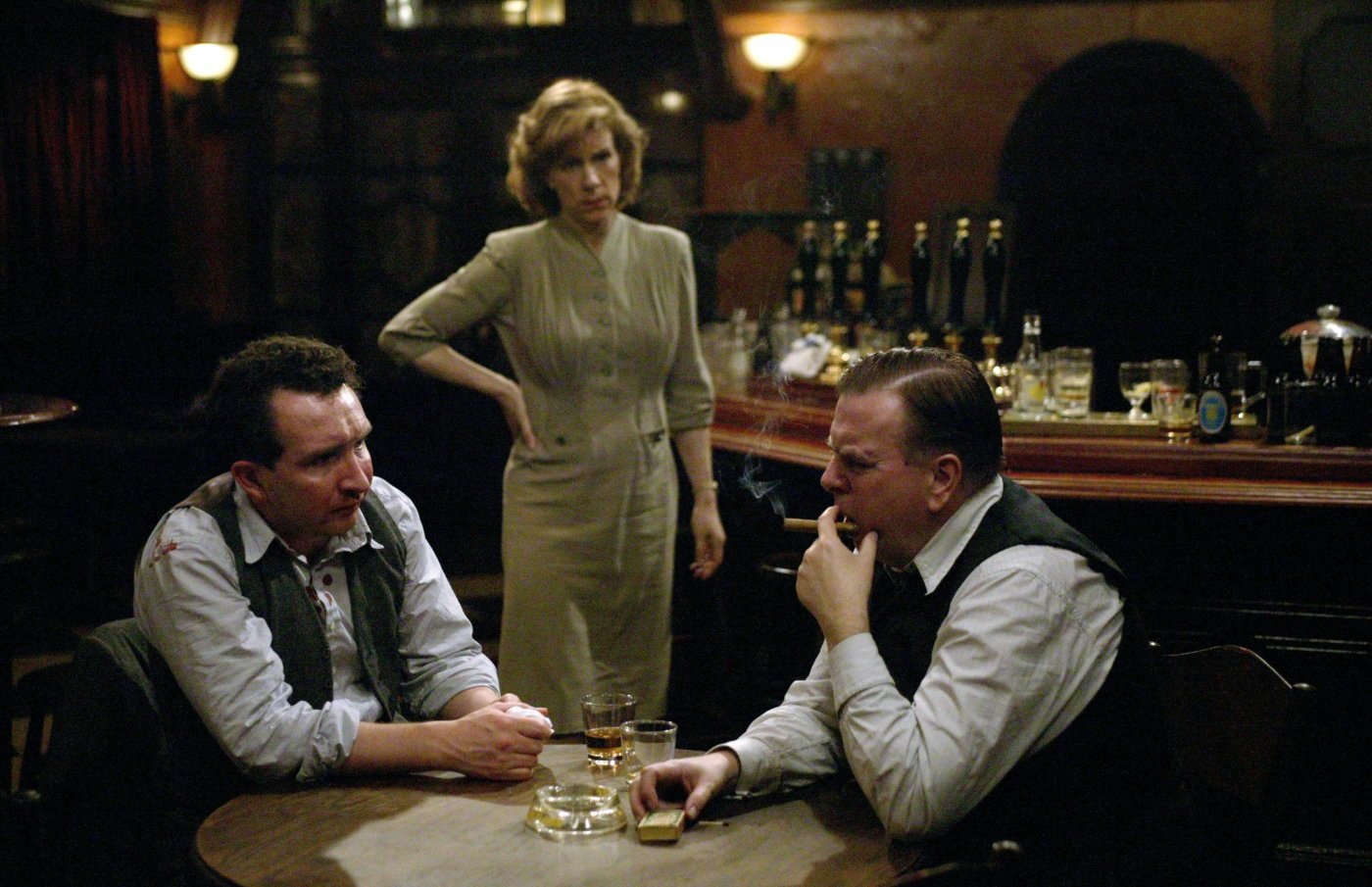 Кадр из фильма "Последний палач", где Пирпойнт и Корбитт пьют в п...